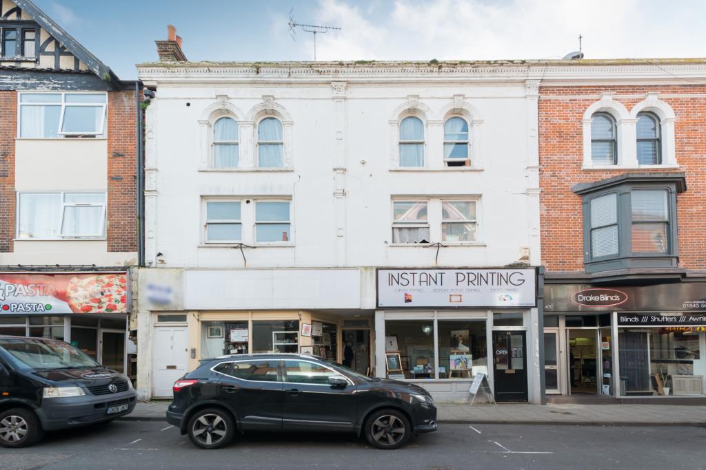 Lot: 132 - MIXED USE INVESTMENT TWO SHOPS AND FOUR FLATS - Mid-terrace mixed use building